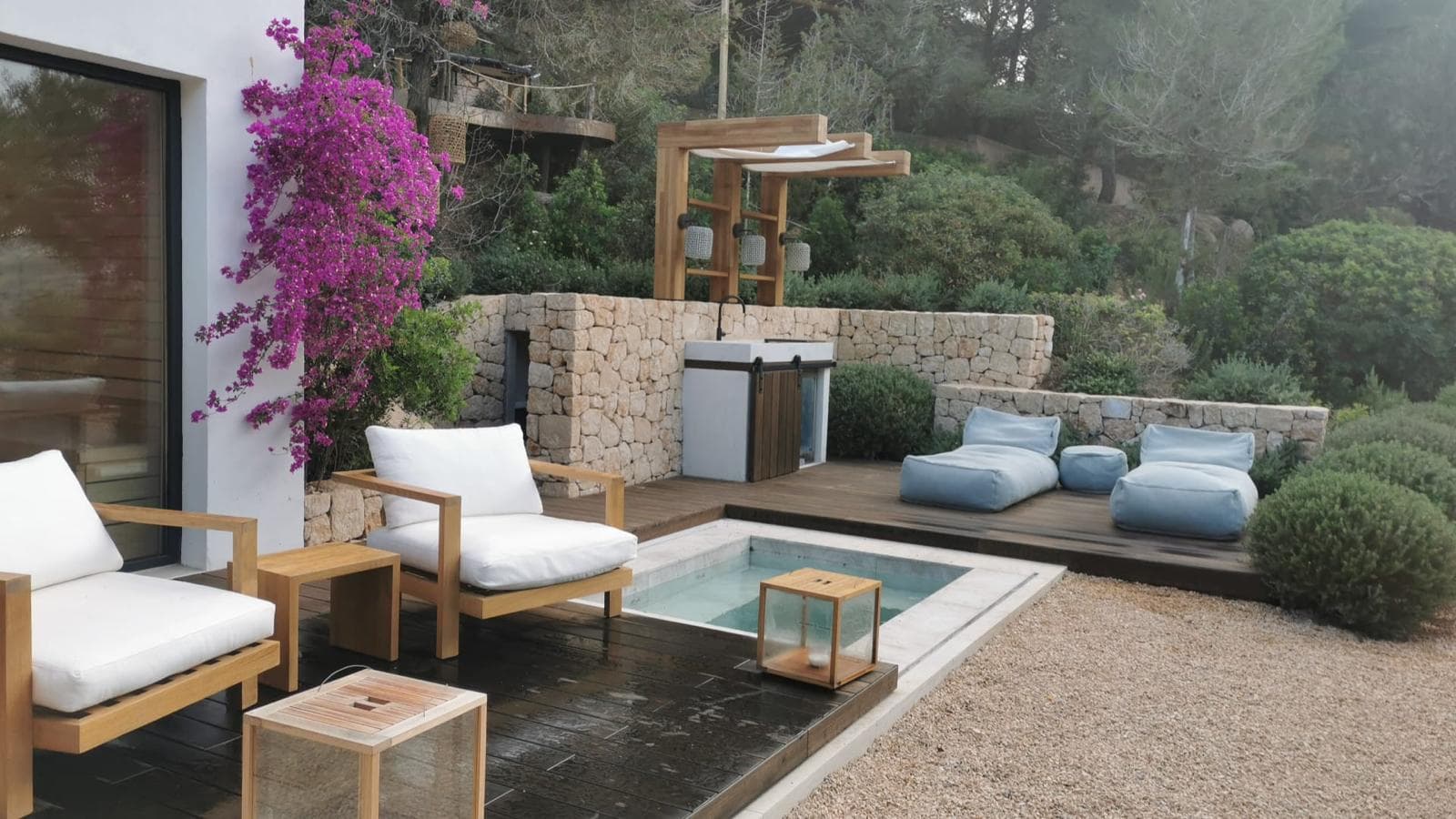 Piscinas y exteriores